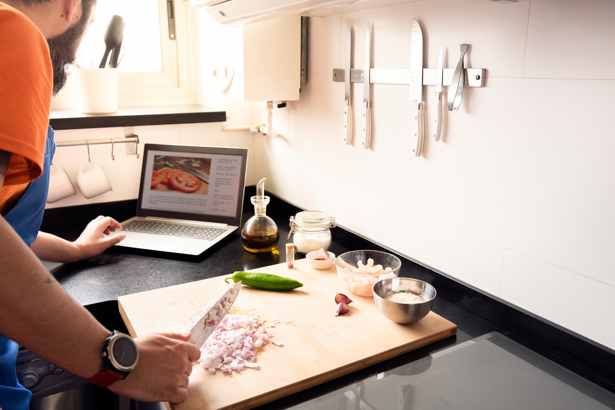 Piccola cucina professionale e laptop con corso