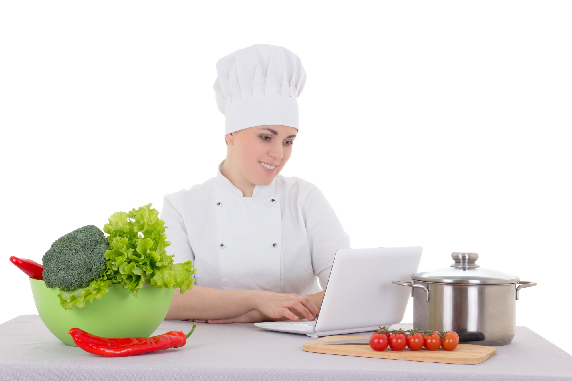 Chef che insegna online con laptop e piatto